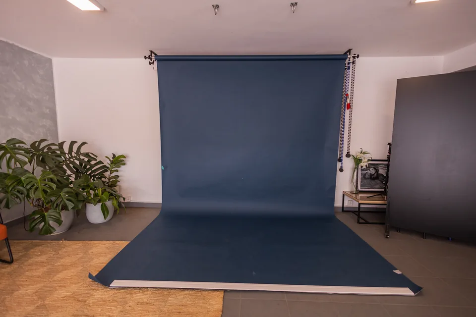 Fundo infinito azul-marinho montado no Studio Criativo, com plantas ao redor
