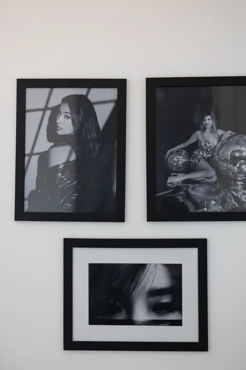 Quadros de retratos em preto e branco na parede do Loft Lumière