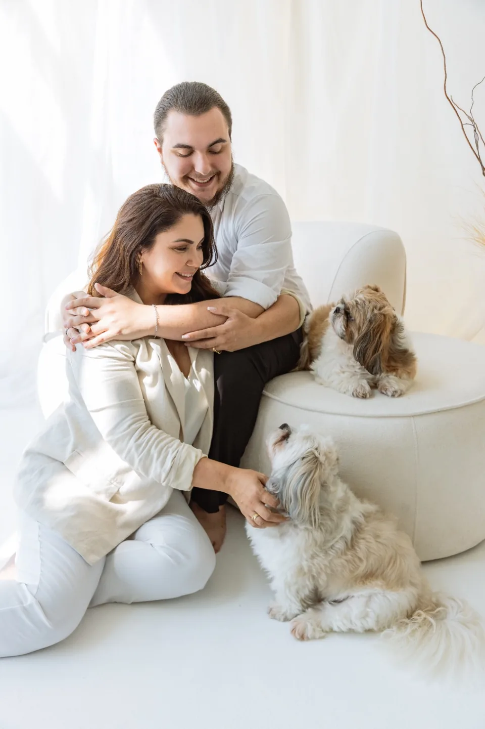 Casal sorrindo com seus dois cachorros shih-tzu em ensaio na Mansão Eventual